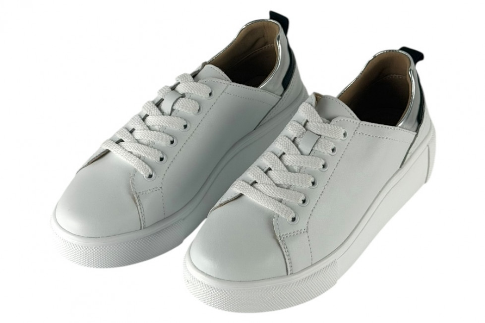 Γυναικεία Λευκά Δερμάτινα Sneakers Με Ασημί Λεπτομέρεια