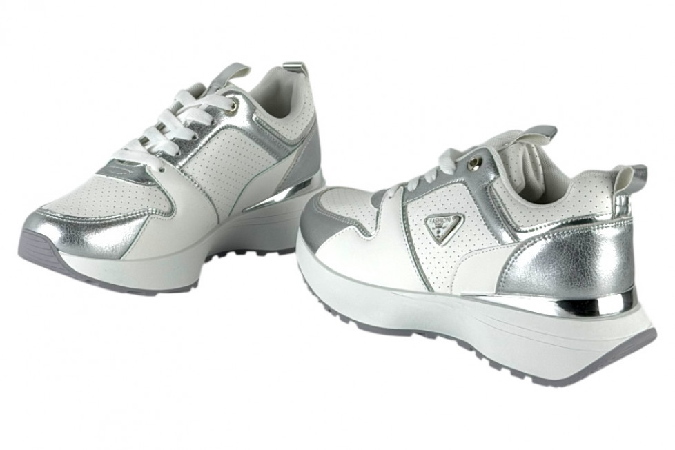 Γυναικεία Λευκά Sneakers Με Ασημί Λεπτομέρειες