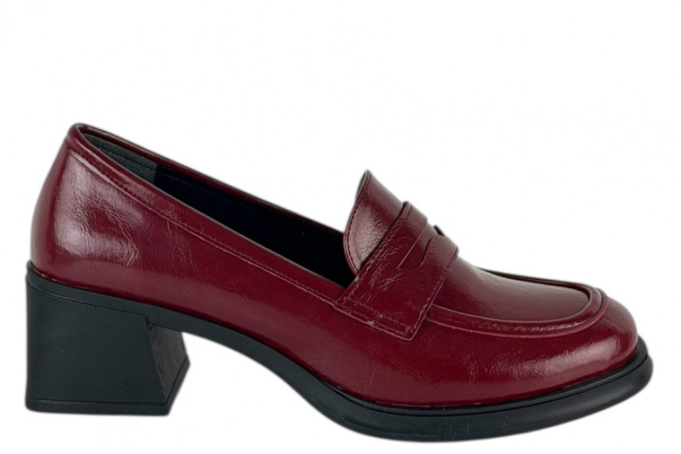 Γυναικεία Μπορντό Loafers Σε Γυαλιστερή Υφή Και Χοντρό Τακούνι 
