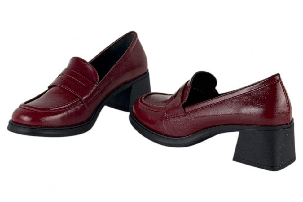 Γυναικεία Μπορντό Loafers Σε Γυαλιστερή Υφή Και Χοντρό Τακούνι 