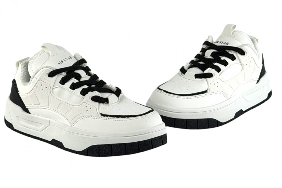  Λευκά Sneakers Με Κορδόνια Και Μαύρες Λεπτομέρειες