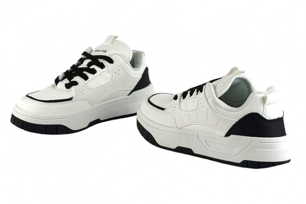 Λευκά Sneakers Με Κορδόνια Και Μαύρες Λεπτομέρειες