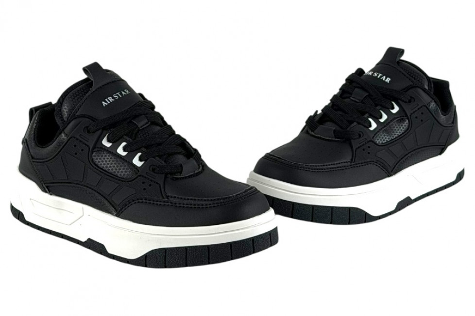  Μαύρα Sneakers Με Κορδόνια Και Λευκές Λεπτομέρειες