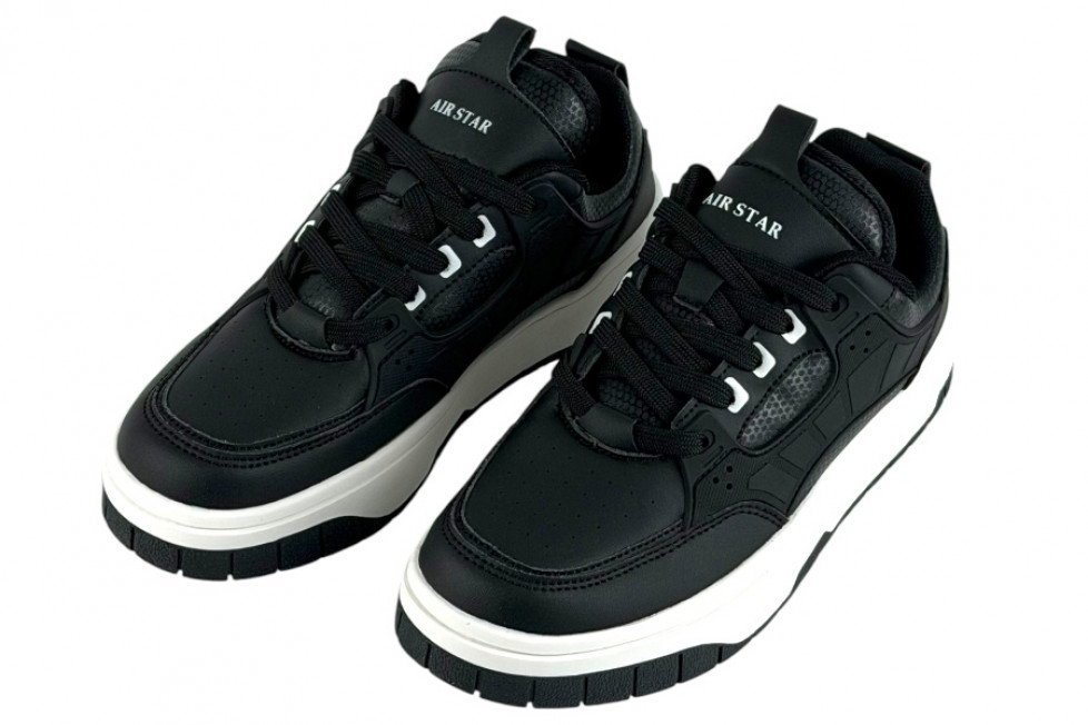  Μαύρα Sneakers Με Κορδόνια Και Λευκές Λεπτομέρειες